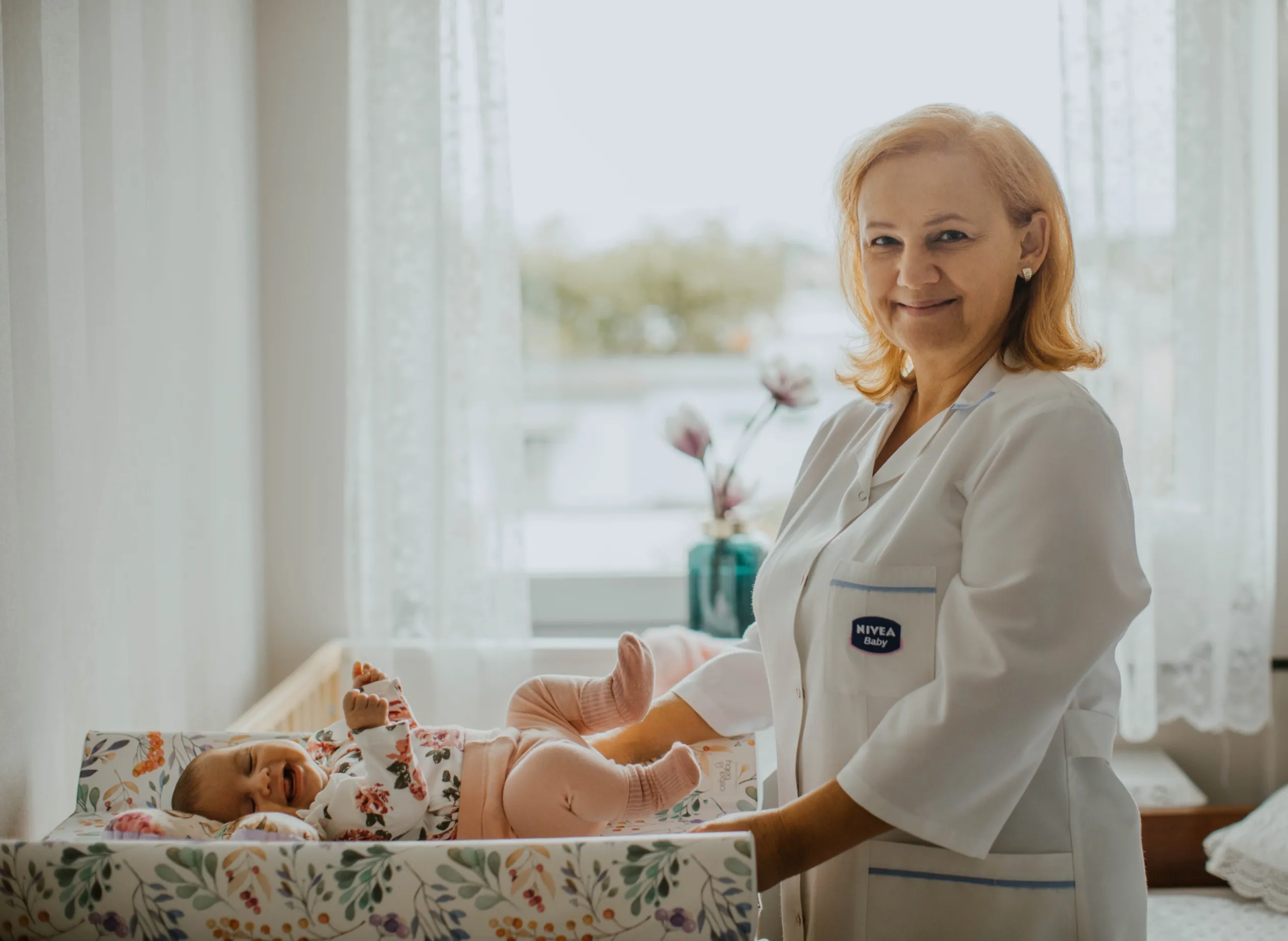 Położna z noworodkiem